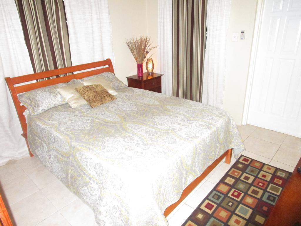 The Residence Portmore Apartments 외부 사진